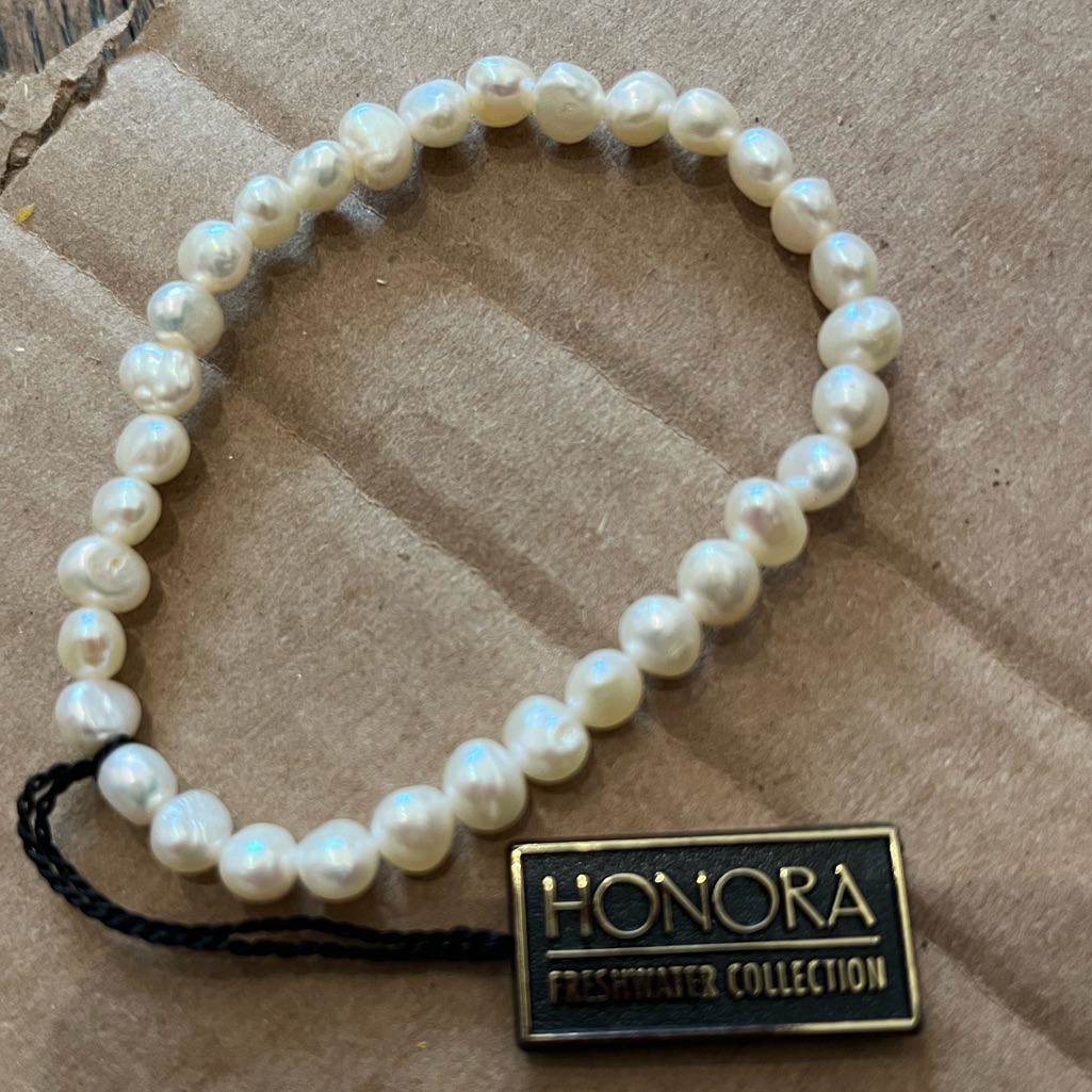 Honora Freshwater Pearl Bracelet Never Worn Stretchy 50$